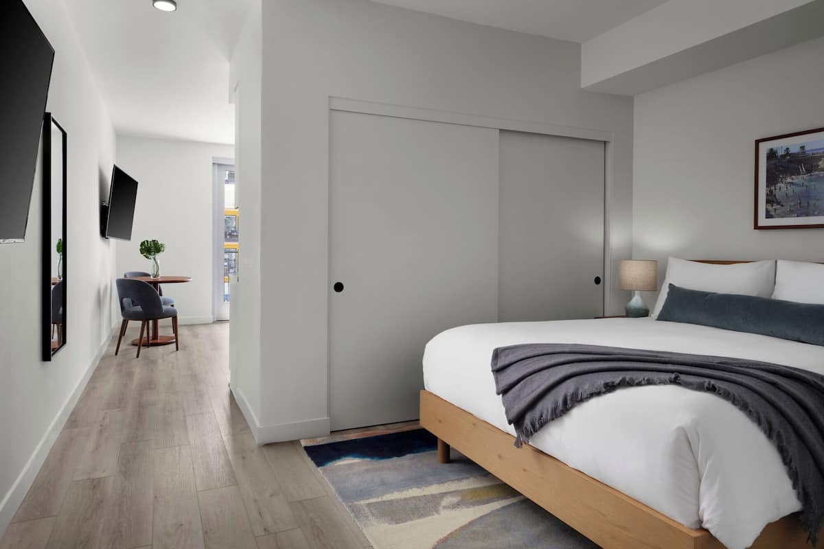 Ropa de cama de alta calidad, colchones con pillow-top y escritorio