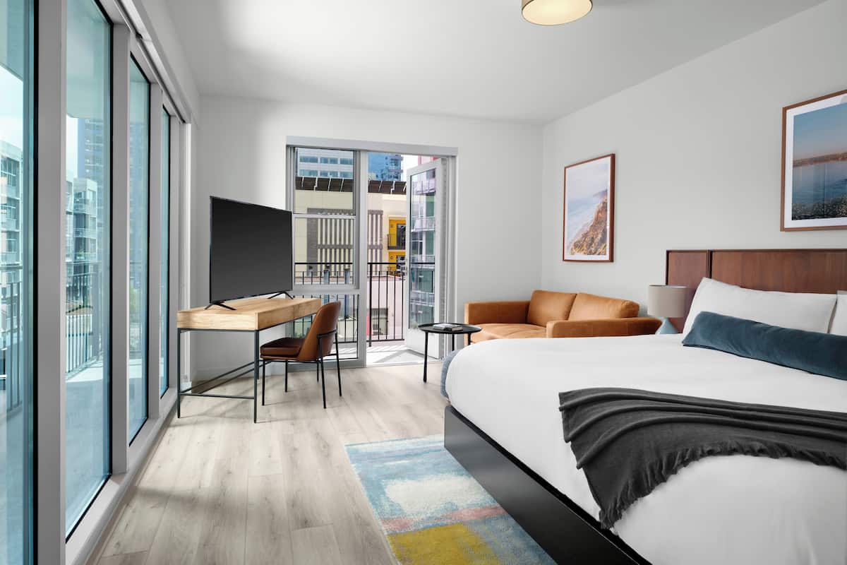 Premier Corner Balcony Suite | Premium bedding, pillowtop beds, desk, laptop workspace