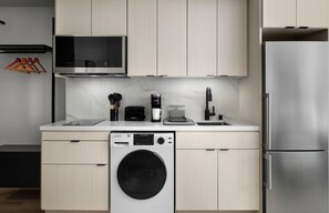 Full-sized fridge, microwave, stovetop, coffee/tea maker