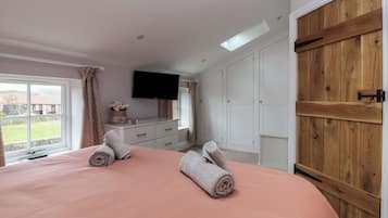 1 bedroom, individually decorated, individually furnished, free WiFi