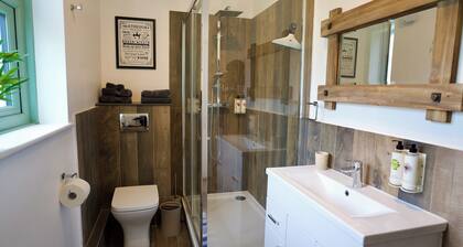 Tring Grange Cottage - Sleeps 2 - Onsite Parking