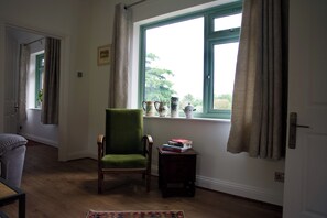 Interior - Tring Grange Cottage - Sleeps 2 - Onsite Parking (Tring)