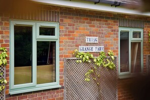 Cottage | Exterior detail - Tring Grange Cottage - Sleeps 2 - Onsite Parking (Tring)