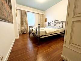 2 habitaciones y tabla de planchar con plancha 