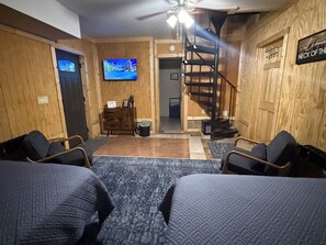 2 bedrooms, free WiFi, bed sheets - Trailhead Riverfront Cabin (McCarr)