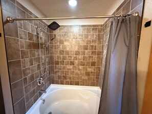 تجهيزات دش، مجففات شعر، مناشف، ورق حمّام