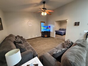 تلفزيون ذكي، مدفأة، مشغل دي في دي