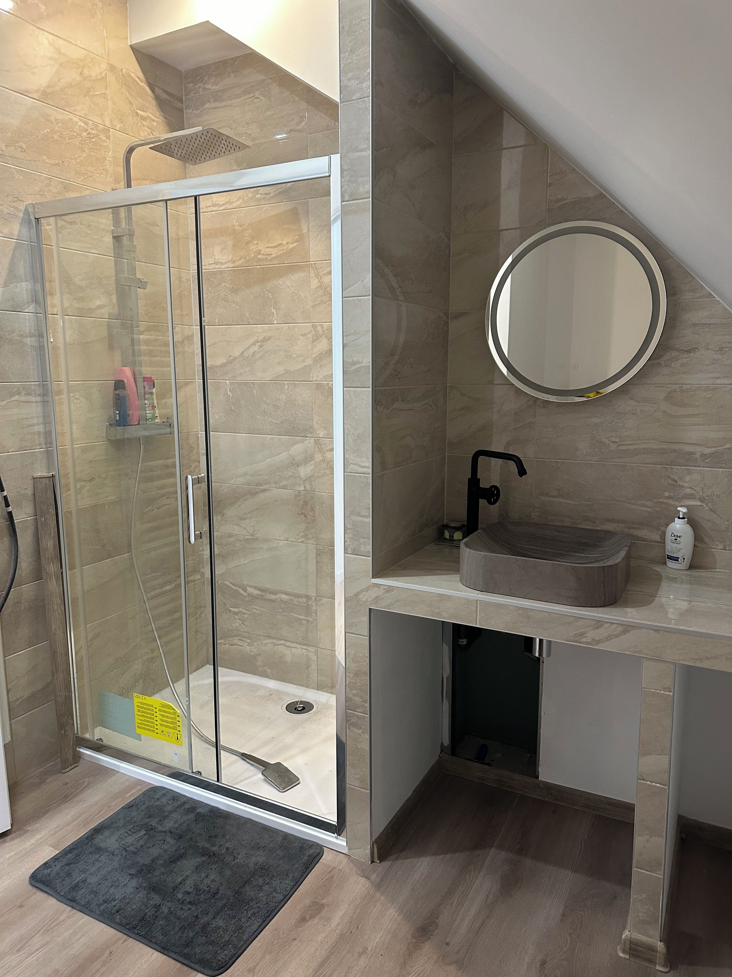 Shower, hair dryer, towels, shampoo