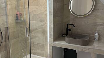 Shower, hair dryer, towels, shampoo