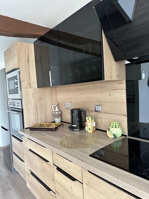 Fridge, microwave, oven, stovetop - New home La Roche Posay (La Roche-Posay)