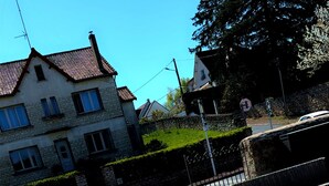Ein Innenhof mit Brunnen, Steinmauer und Fußgängerüberweg.