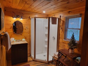 Ducha, bañera de hidromasaje, secador de pelo y toallas