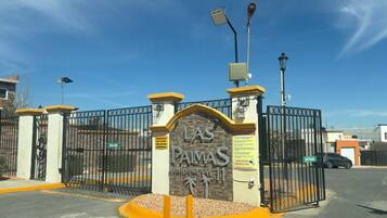 Parkeerplaatsen op het terrein