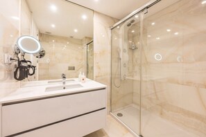 Shower, hair dryer, towels - GuestReady -  The perfect stay in Sesimbra (Lisbon)