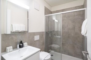 Hair dryer, towels, soap, shampoo - Swiss Hotel Apartments-Lugano Lugano One Bedroom Apartment (Lugano)