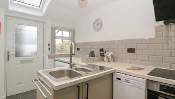 Lave-vaisselle, batterie de cuisine, vaisselle et ustensiles