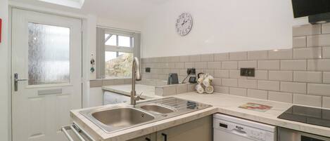 Lave-vaisselle, batterie de cuisine, vaisselle et ustensiles