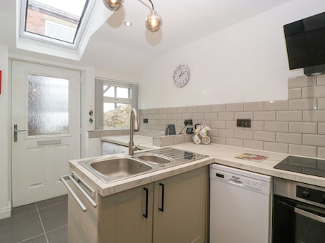 Fridge, microwave, dishwasher, toaster. Colliers Cottage