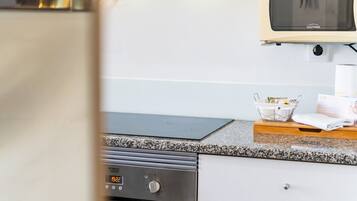 Geladeira, micro-ondas, fogão, cafeteira/chaleira