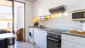 Geladeira, micro-ondas, fogão, cafeteira/chaleira