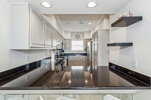 Frigorífic, microones, forn i placa de cuina