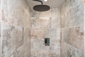 Douche, séchoir à cheveux, bidet, serviettes fournies