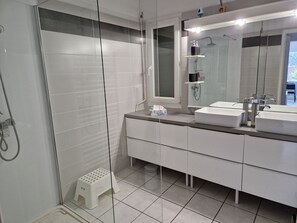 Bruser, hårtørrer, håndklæder, Toiletpapir