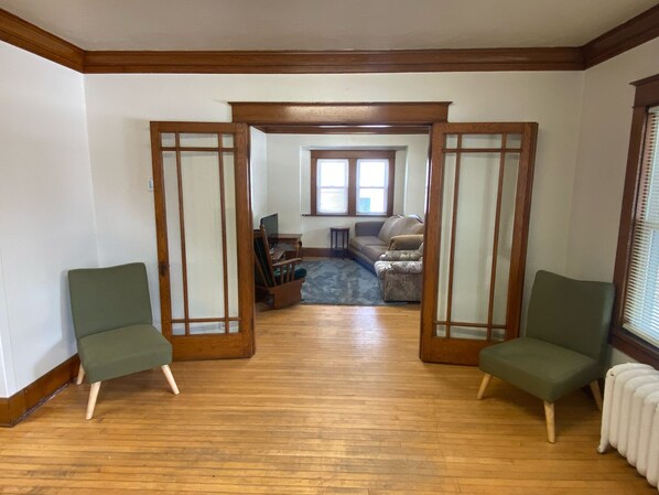 Smart TV - Spacious 4-bedroom house ready for NFL draft. Only 6 miles from the Stadium (De Pere)