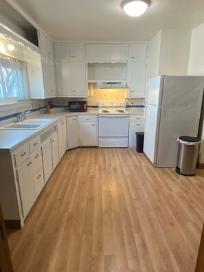 Fridge, microwave, oven, stovetop - Spacious 4-bedroom house ready for NFL draft. Only 6 miles from the Stadium (De Pere)