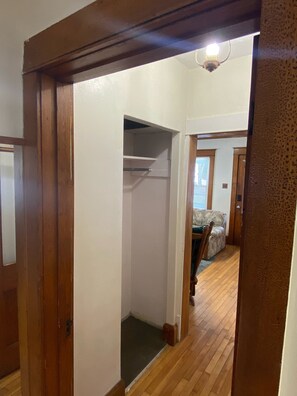 Interior - Spacious 4-bedroom house ready for NFL draft. Only 6 miles from the Stadium (De Pere)