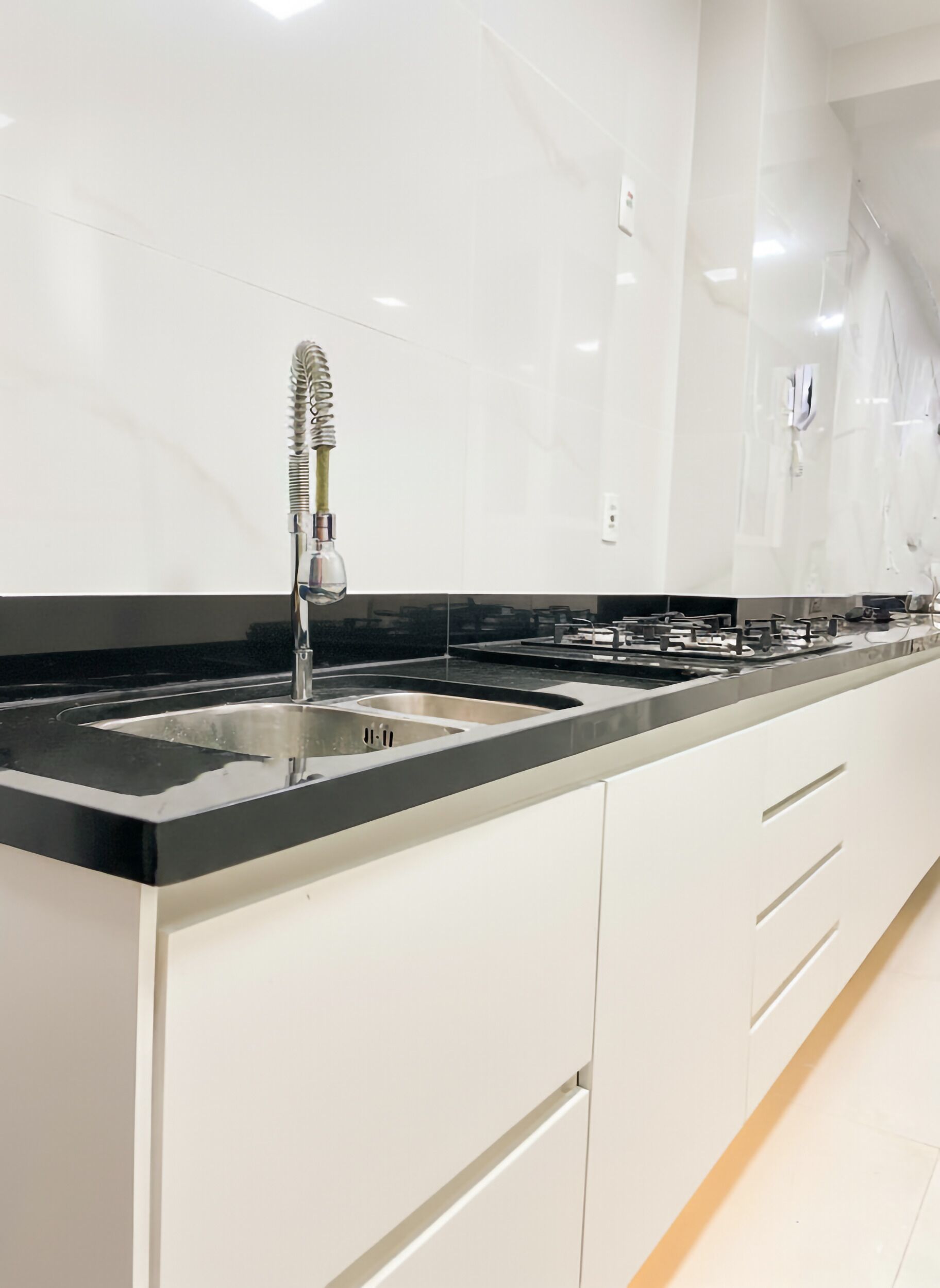 Een koelkast, een kookplaat, een koffiezetapparaat/waterkoker