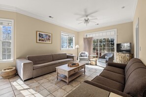 TV connectée, livres, écrans d'ordinateur