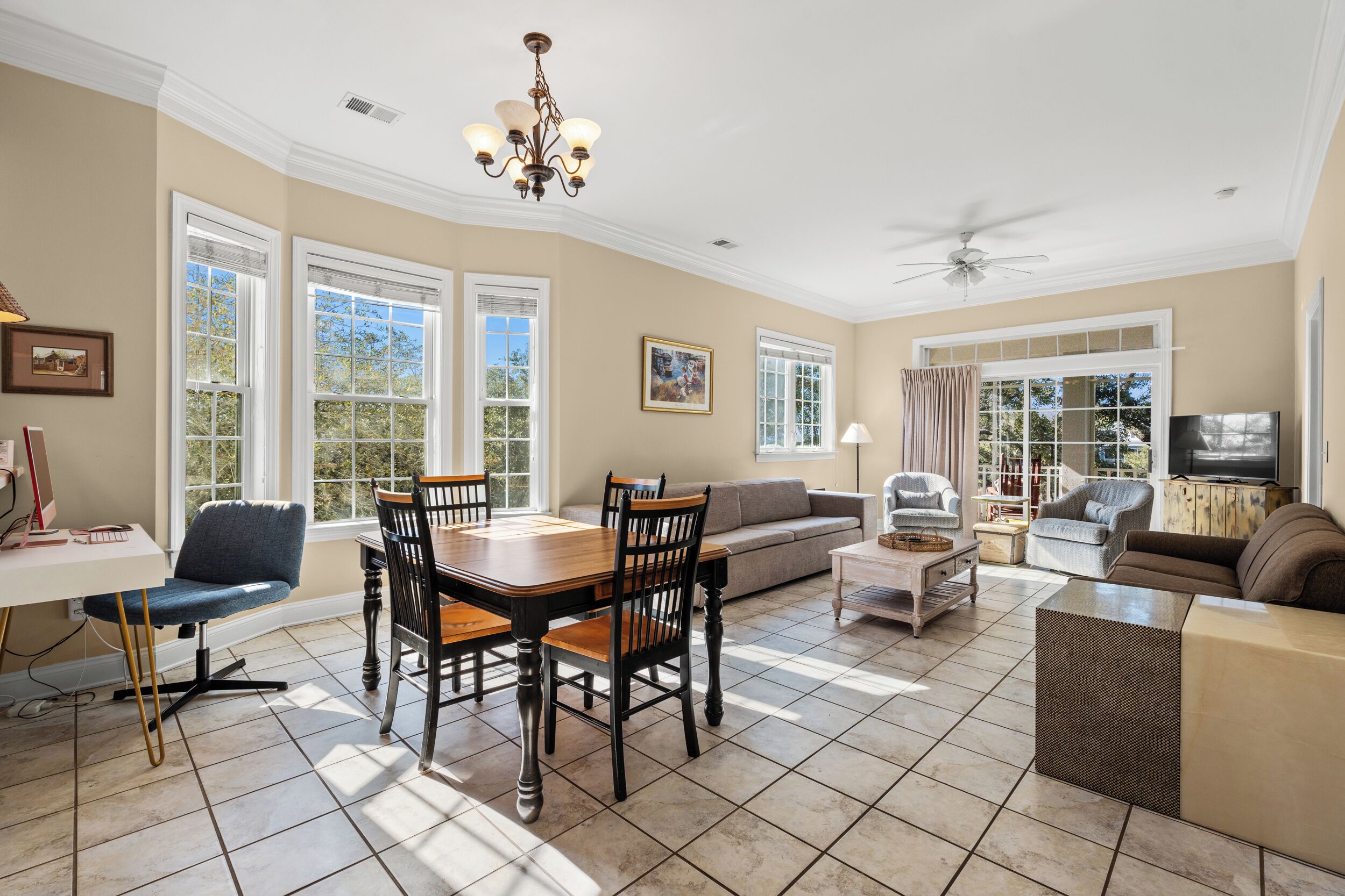 Smart TV, libros y monitor de computadora 