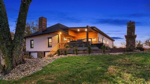 Charming 2-bedroom house w/ WiFi and AC in Rayville outside of Excelsior Springs