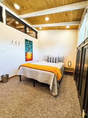 2 bedrooms, iron/ironing board, WiFi, bed sheets - MY PLACE! Luxury 2 Bed with piano! (Willmar)