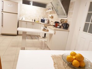 Microwave, oven, stovetop - Spacious, Peaceful 2BD, Mamad, Garden, Parking near Kfar Sava (Gan Haim)
