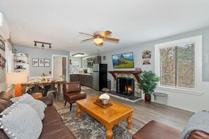 TV, fireplace - Babbs Getaway Big Bear w/Patio Balcony & Fireplace (Big Bear)