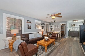 TV, fireplace - Babbs Getaway Big Bear w/Patio Balcony & Fireplace (Big Bear)