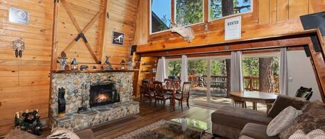 Tv, eldstad, bordsfotboll och böcker