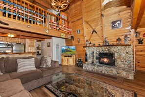 Een televisie, een open haard, tafelvoetbal en boeken