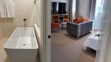 Escritorio, tabla de planchar con plancha y ropa de cama