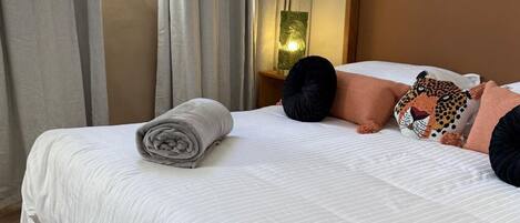 Schreibtisch, Bügeleisen/Bügelbrett, Bettwäsche