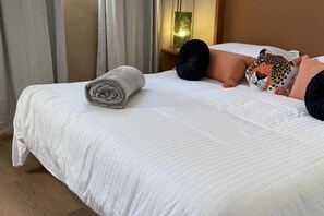 办公桌、熨斗/熨衣板、床单