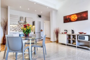 Kjøleskap, mikrobølgeovn, ovn og kokeplater