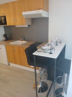 Kühlschrank, Mikrowelle, Herdplatte, Wasserkocher mit Kaffee-/Teezubehör