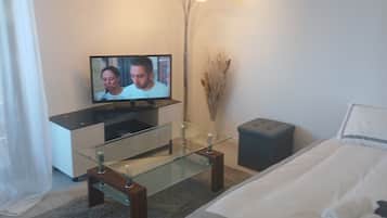1 habitación, tabla de planchar con plancha y cuna de viaje