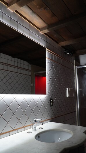 Dusche, Haartrockner, Bidet, Handtücher