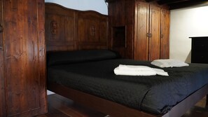 2 Schlafzimmer, Schreibtisch, Bügeleisen/Bügelbrett, Reisekinderbett