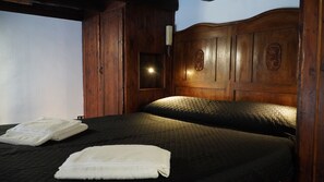 2 quartos, escrivaninha, ferros/tábuas de passar roupa, berço de viagem