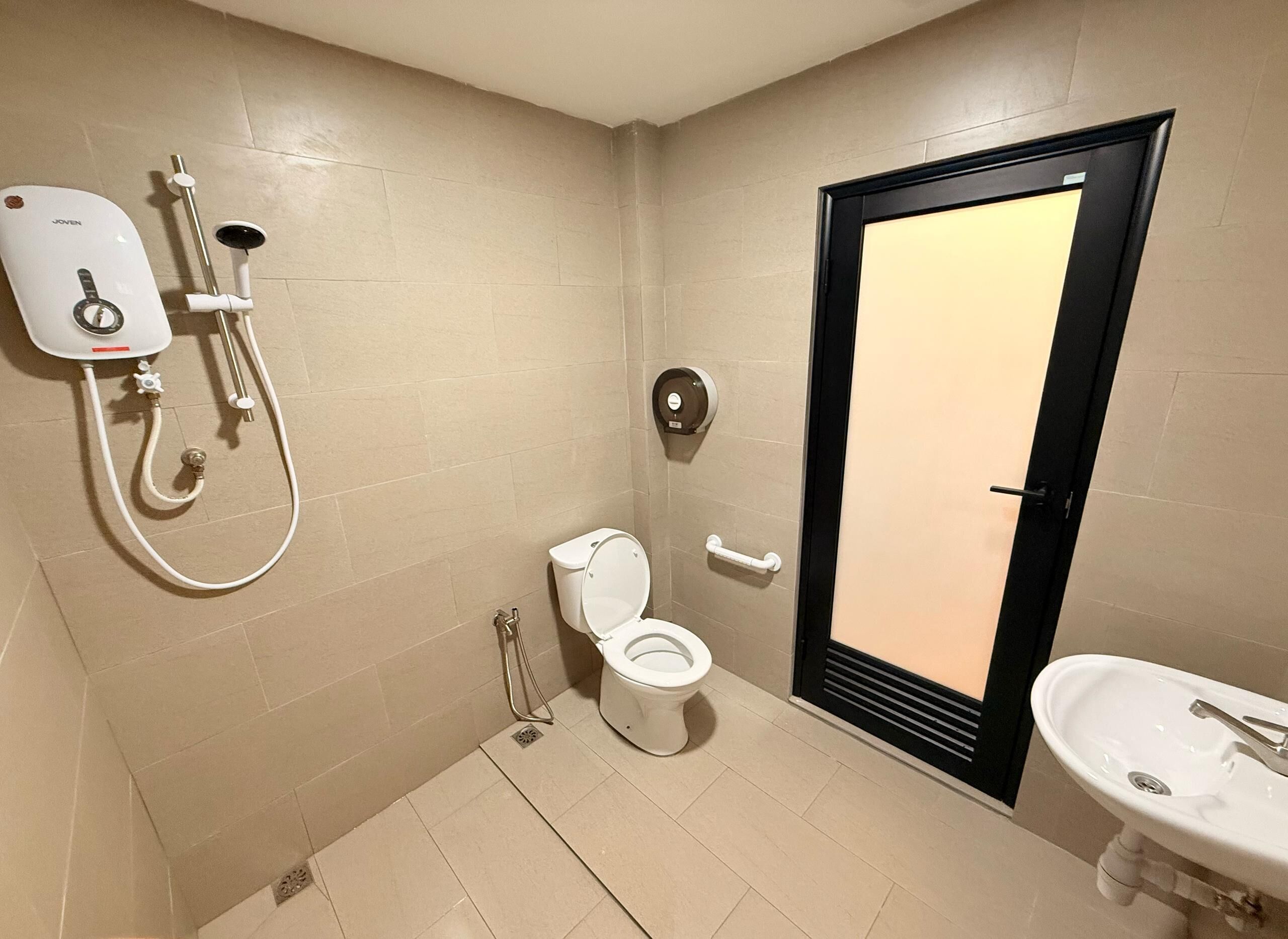 Un baño con inodoro, lavabo y ducha.